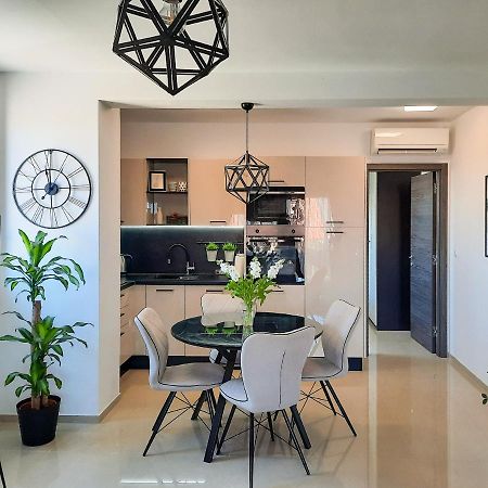 Enjoy Pula - New Apt With Terrace And Free Parking Garage Bagian luar foto