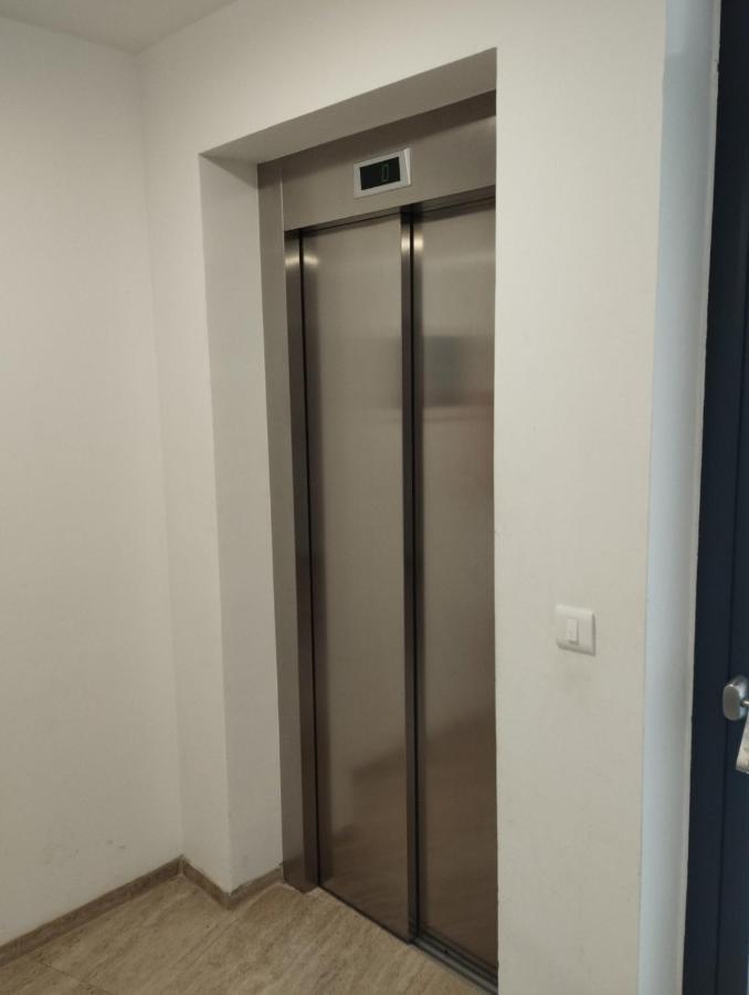 Enjoy Pula - New Apt With Terrace And Free Parking Garage Bagian luar foto