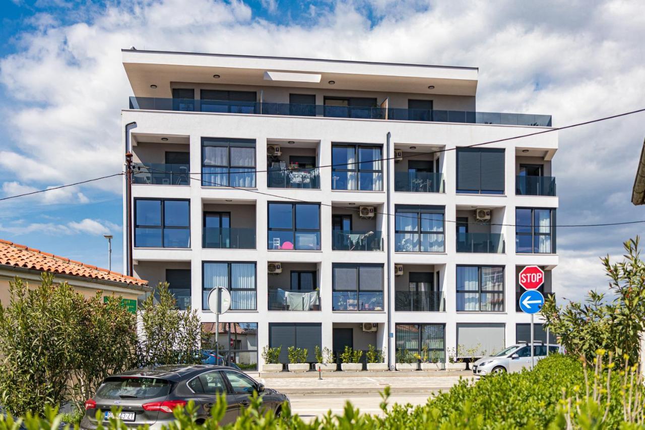 Enjoy Pula - New Apt With Terrace And Free Parking Garage Bagian luar foto