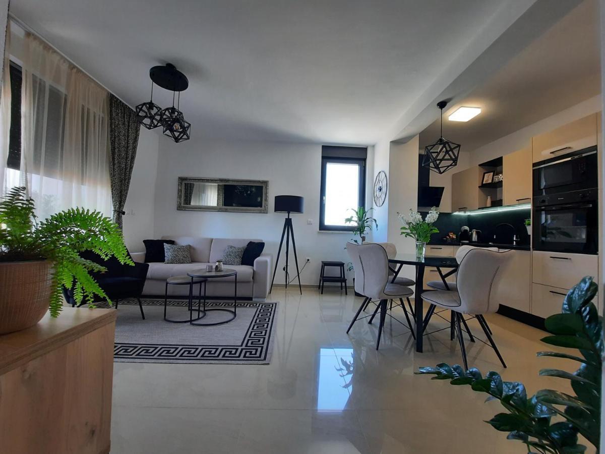 Enjoy Pula - New Apt With Terrace And Free Parking Garage Bagian luar foto