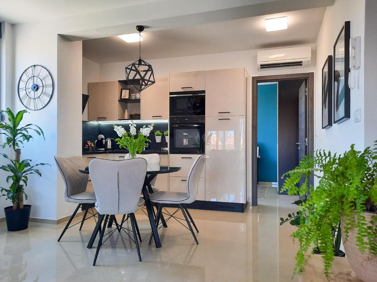 Enjoy Pula - New Apt With Terrace And Free Parking Garage Bagian luar foto