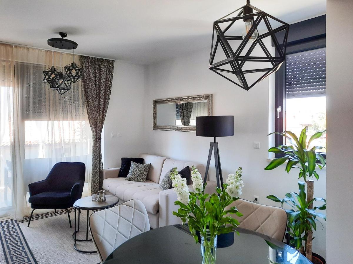 Enjoy Pula - New Apt With Terrace And Free Parking Garage Bagian luar foto