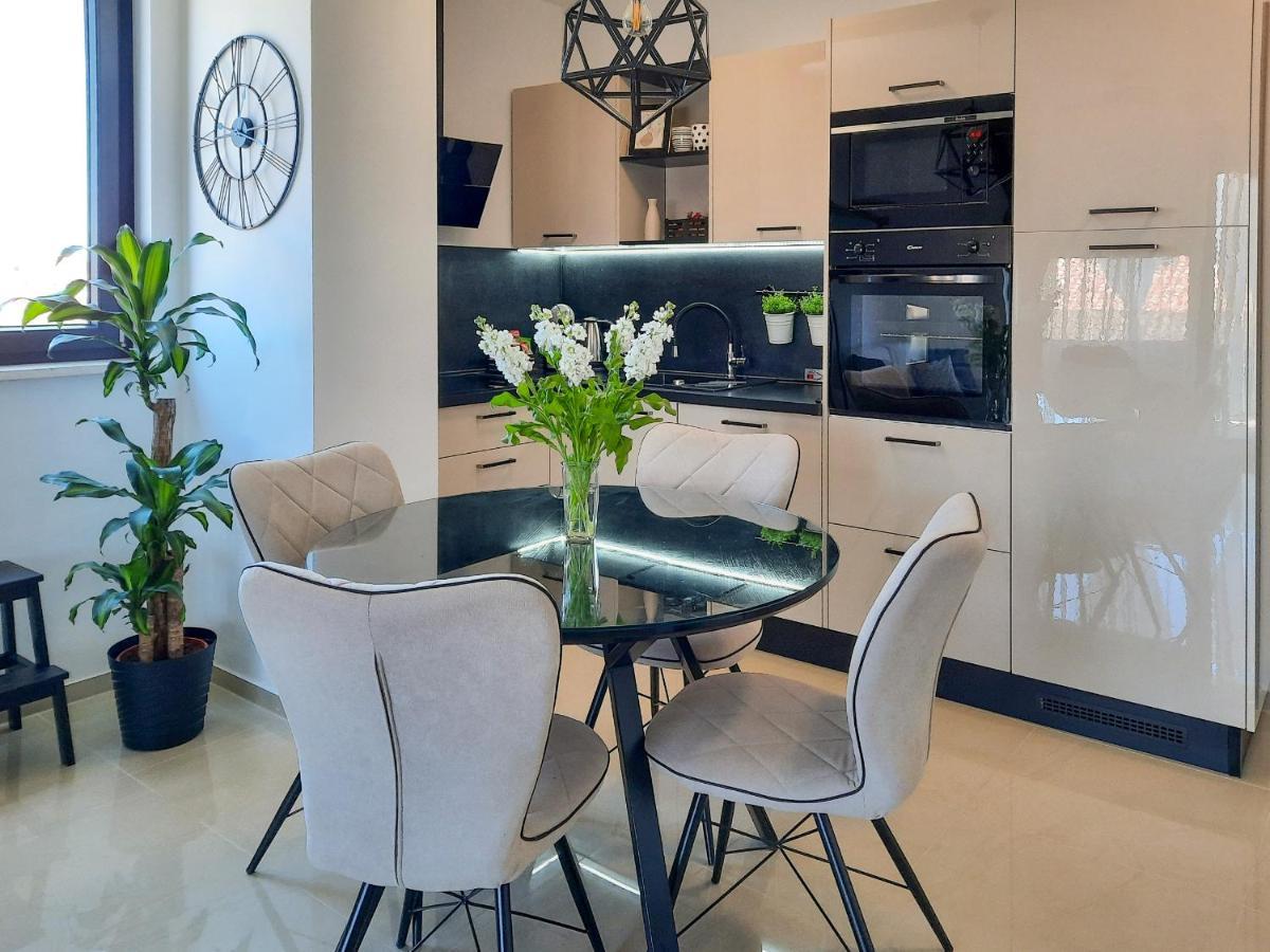Enjoy Pula - New Apt With Terrace And Free Parking Garage Bagian luar foto